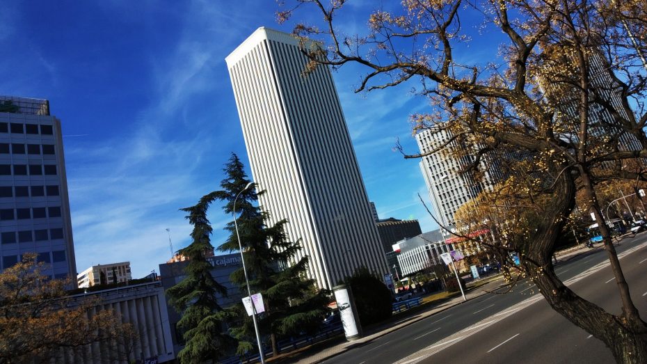 Situati nella zona nord di Madrid, Tetuán e Chamartín ospitano i quartieri commerciali e i nuovi sviluppi di Madrid.