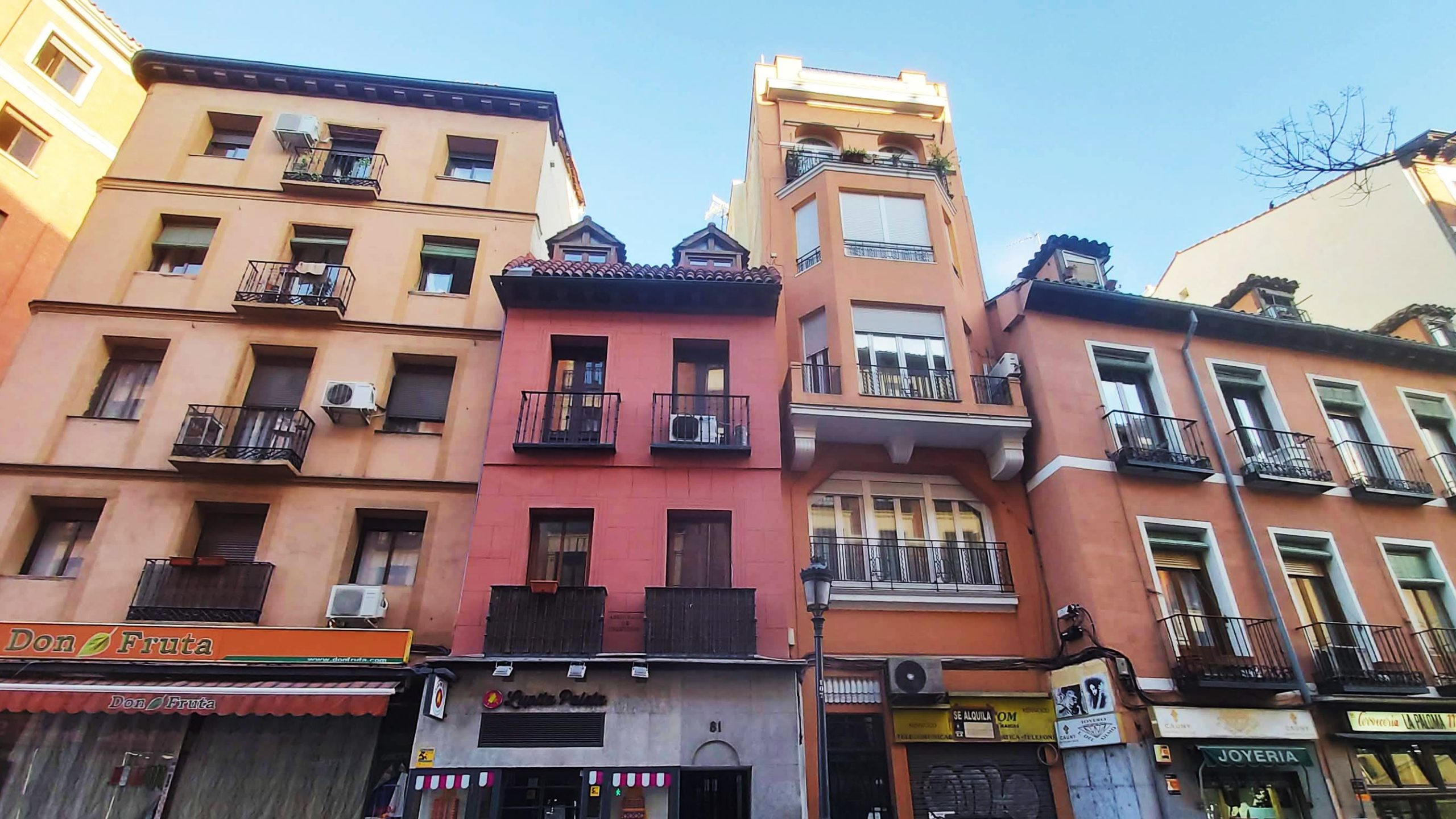 cado en la parte suroeste del distrito Centro, La Latina es uno de los barrios más antiguos (y guays) de Madrid.