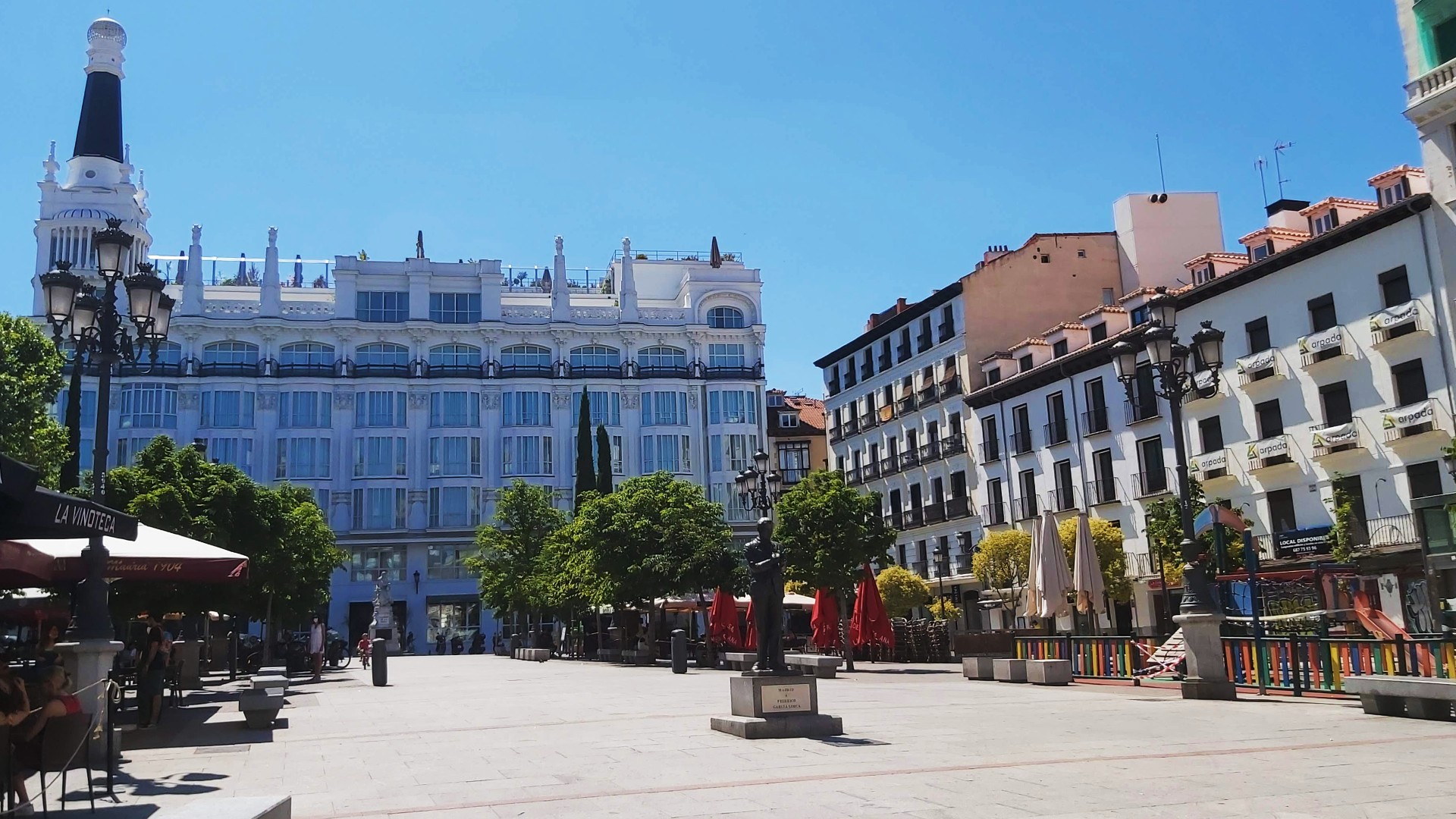 Lleno de bares de tapas y terrazas, el Barrio de Las Letras es el distrito literario de Madrid y uno de los más cercanos al Triángulo del Arte y El Prado.