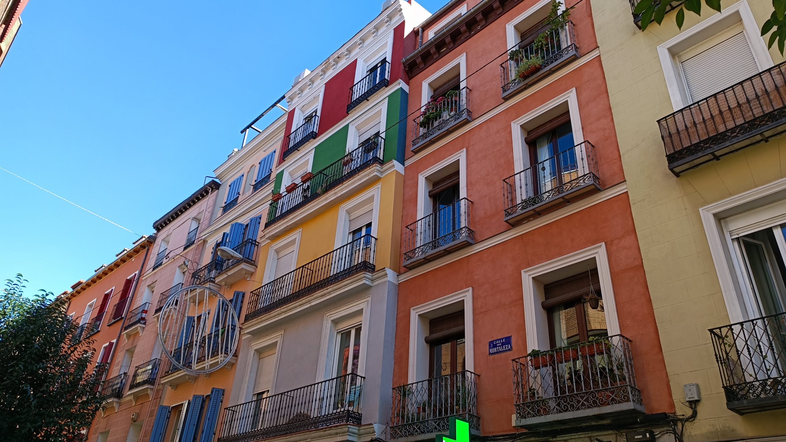 Situata a nord della Gran Vía e a est di Malasaña, Chueca ha una lunga reputazione come zona della vita notturna gay di Madrid.