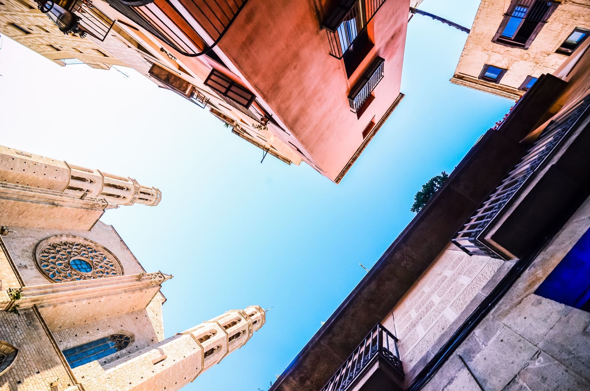El Born acoge la iglesia de Santa María del Mar, el Museo Picasso y el Palau de la Música Catalana. Este barrio es además una de las mejores zonas para alojarse en Barcelona.
