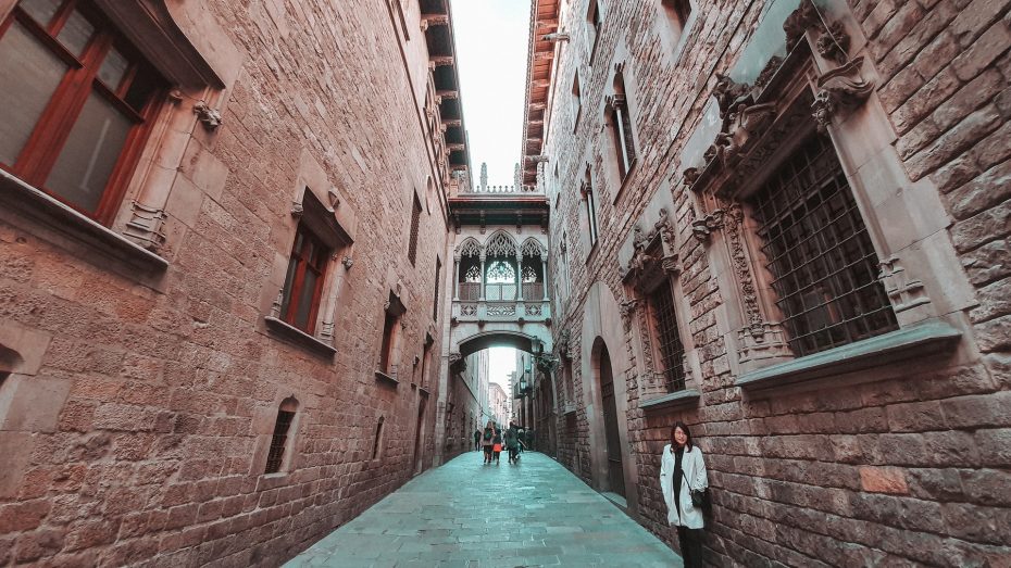 Famoso por su encanto medieval, el Barrio Gótico de Barcelona alberga algunas de las atracciones históricas más impresionantes de la capital catalana