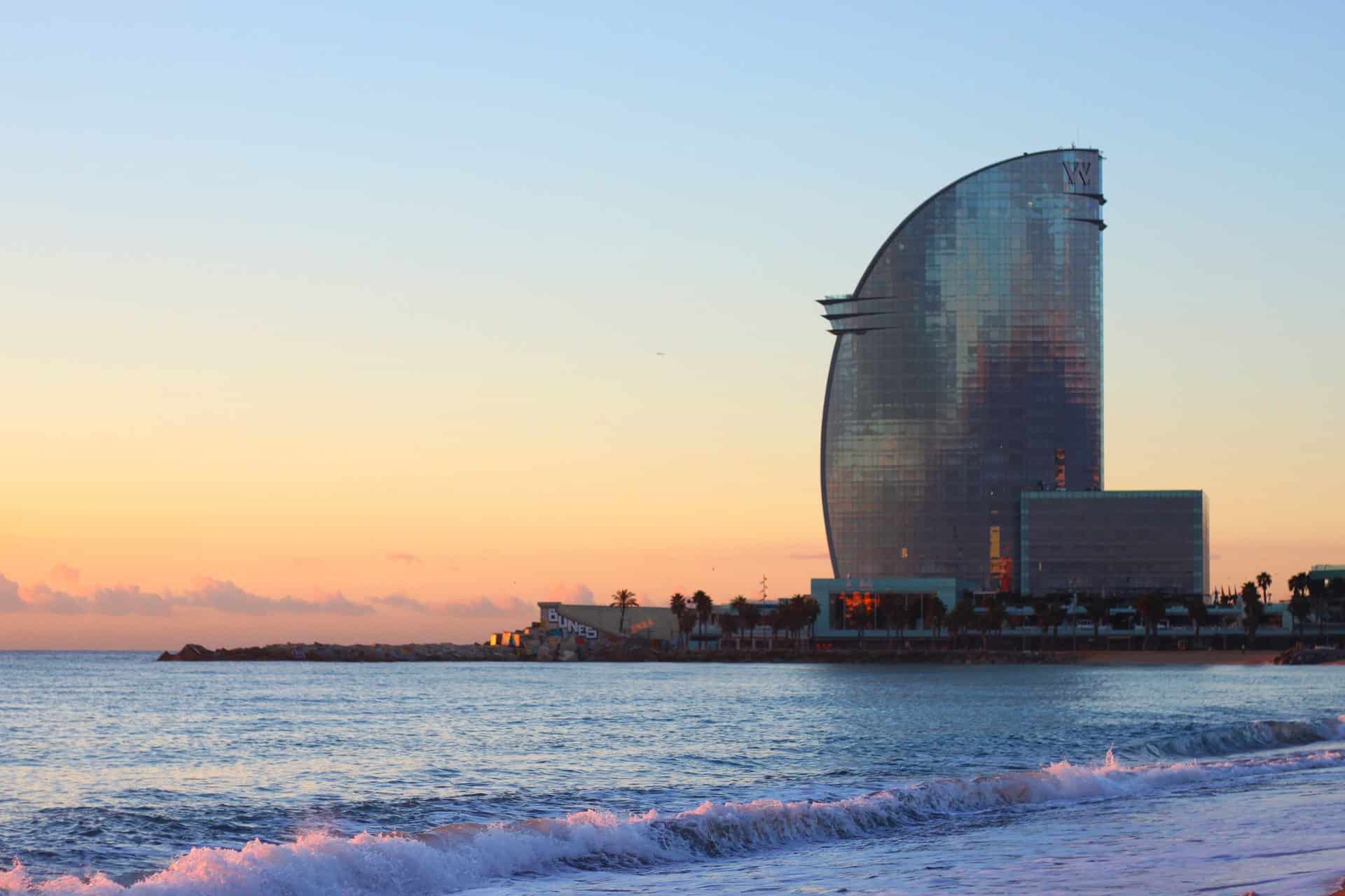Hogar de las playas más populares de Barcelona, La Barceloneta es la mejor zona donde alojarse en Barcelona para unas vacaciones junto al mar.