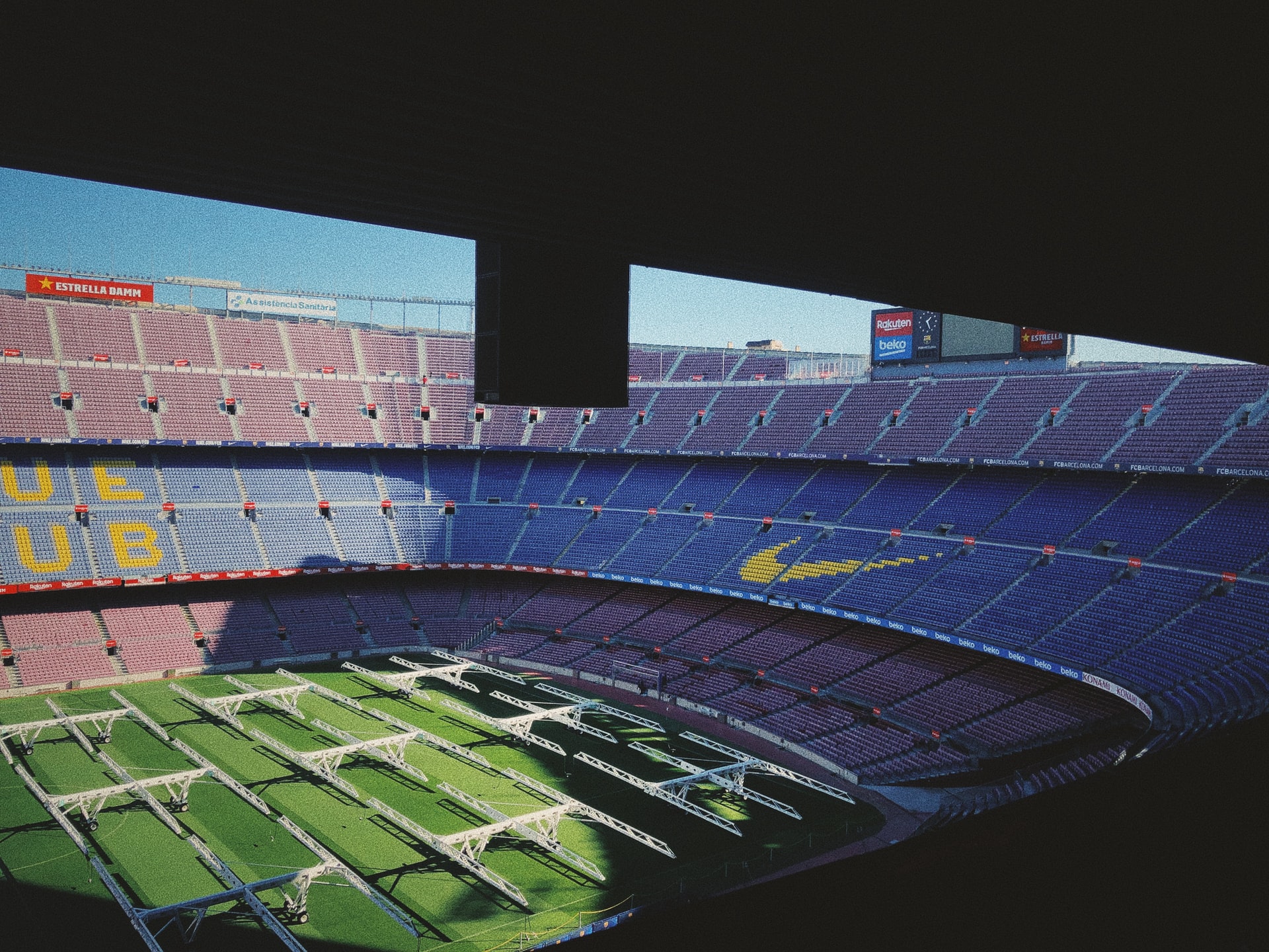 Sede del Camp Nou, Les Corts è una delle mete preferite dai tifosi di calcio che si recano a Barcellona per una partita del Barça.