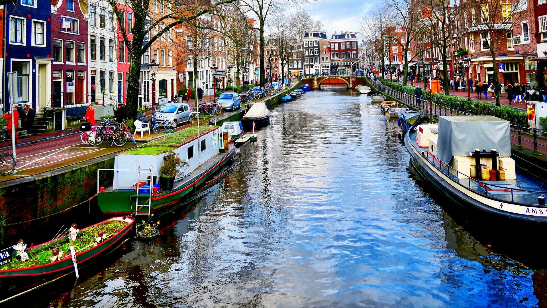Amb els seus canals, belles cases i esglésies, atraccions, mercats i museus, 
el Centre de la Ciutat
 és la millor ubicació per als turistes a Amsterdam.