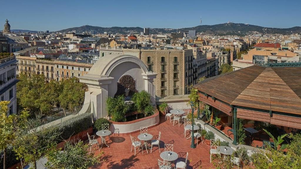 Home to la Sagrada Familia, Casa Batlló and Passeig de Gràcia, L'Eixample is the best neighbourhood to stay in Barcelona for sightseeing or a short visit. One of the best hotels in this district is the 5-star El Palace Barcelona.