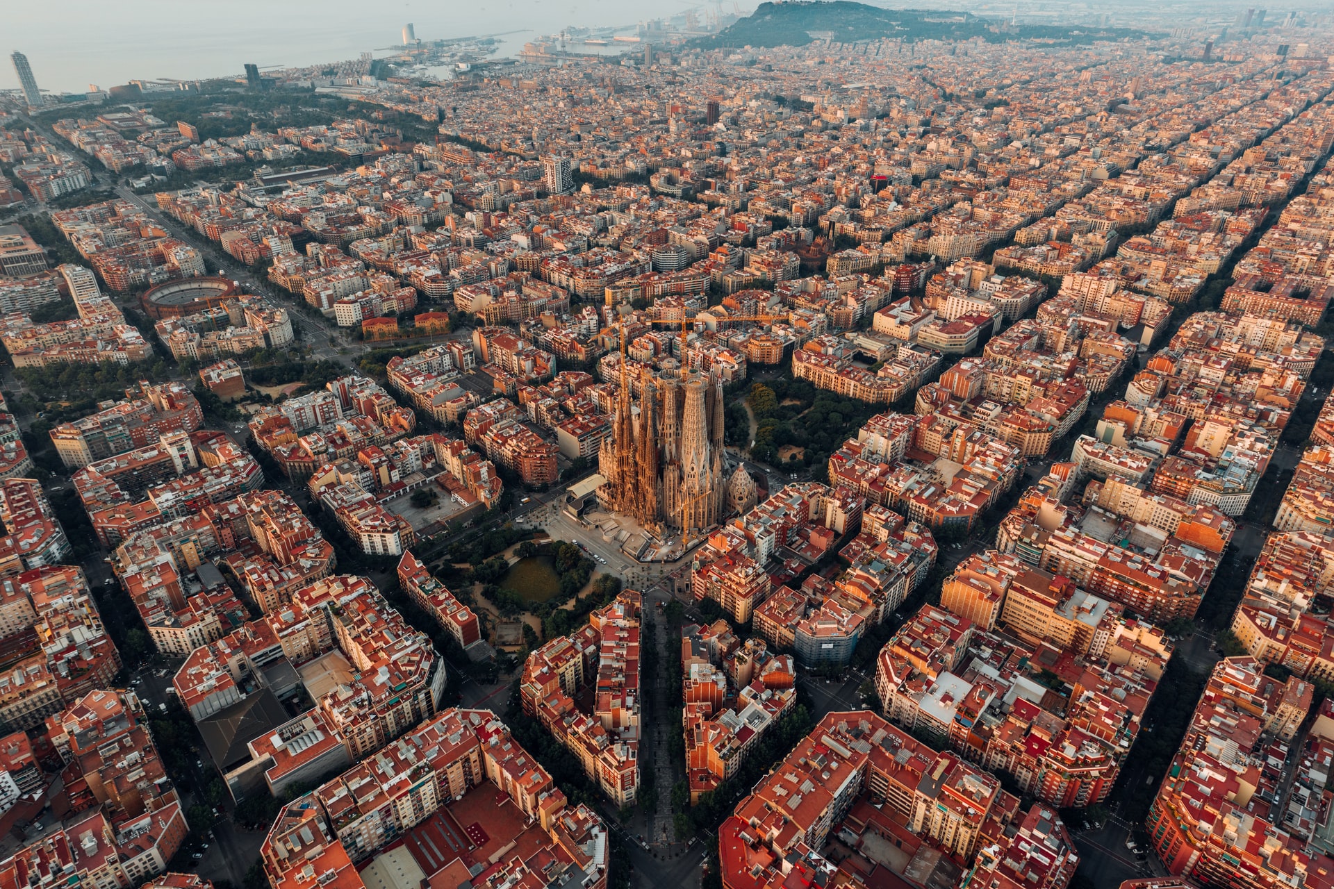 La iglesia de la Sagrada Familia es probablemente la primera imagen que te viene a la mente cuando piensas en Barcelona