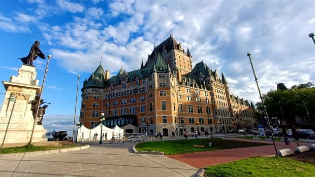 Home to some of the oldest buildings in the Québecoise capital, the Upper Town is packed with attractions, restaurants, souvenir shops and some of the best hotels in Quebec City