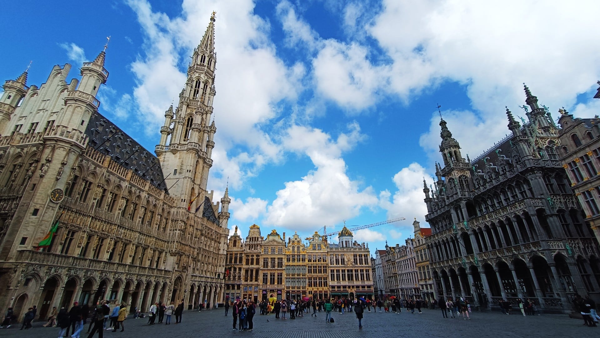 efensivas de la ciudad, el Pentágono de Bruselas contiene algunas de las atracciones más famosas de la capital belga, convirtiéndolo en la mejor zona donde alojarse en BXL para turistas