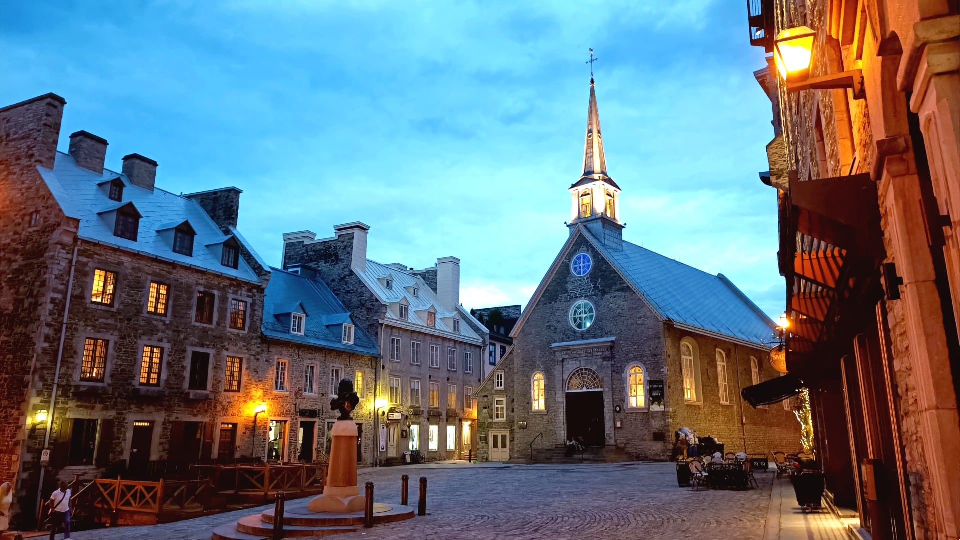 Located between the Upper Town and the Saint-Lawrence river ,and part of the UNESCO-protected area, Québec's Lower Town is home to several attractions including the gorgeous Place Royal, the Museum of Civilisation and the quaint Petit Champlain quarter.