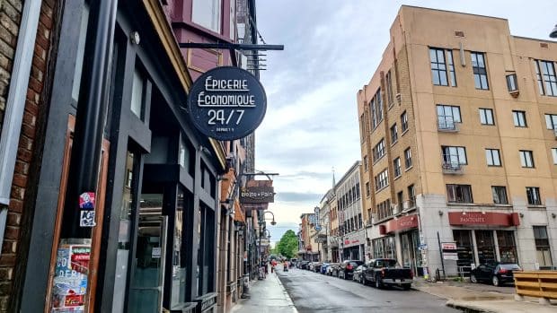 Saint-Roch offers local shopping and nightlife areas