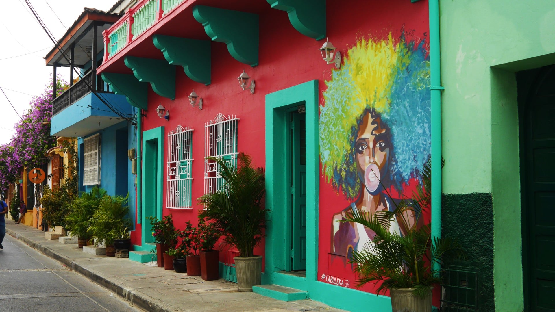 Located just outside the walles of the Centro Histórico, Getsemaní offers a great mix of nightlife, urban art & colorful architecture