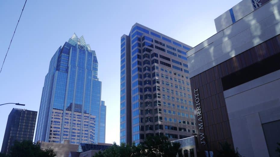 Sede di edifici storici e grattacieli scintillanti, il centro di Austin è il luogo in cui avviene l'azione