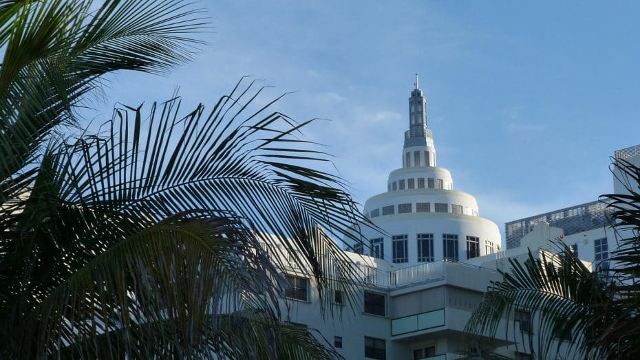 Famosa por su extensa playa de arena blanca y sus edificios Art Deco en tonos pastel, South Beach es el barrio más icónico de Miami.