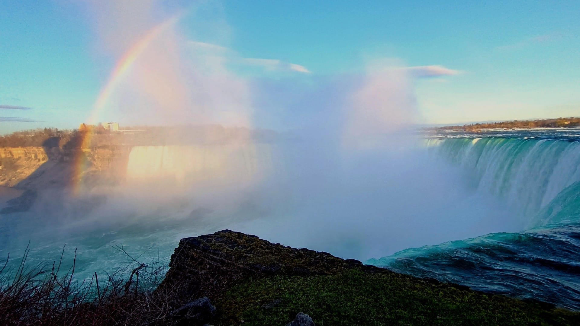Located on a cliff overlooking Horseshoe —or Canadian— Falls, the aptly titled district of Fallsview is the number one best area to stay in Niagara Falls