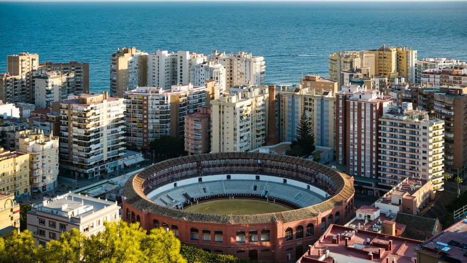 Il quartiere balneare più famoso di Málaga, La Malagueta offre facile accesso alla spiaggia e al Centro Storico.