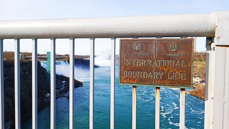 Niagara Falls è una comunità transnazionale, con il fiume Niagara che divide la sponda americana da quella canadese.