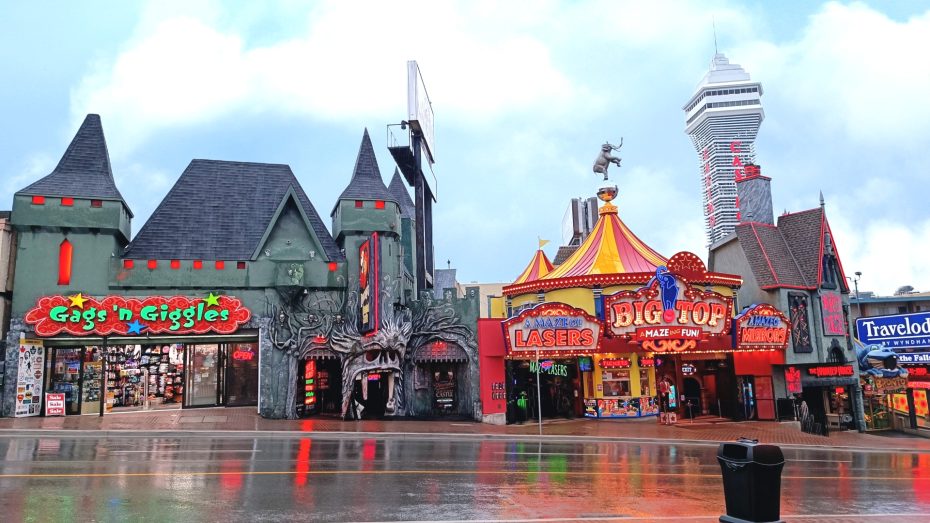 Soprannominata "The Street of Fun", Clifton Hill è la zona migliore in cui soggiornare a Niagara Falls se si viaggia con bambini o adolescenti.