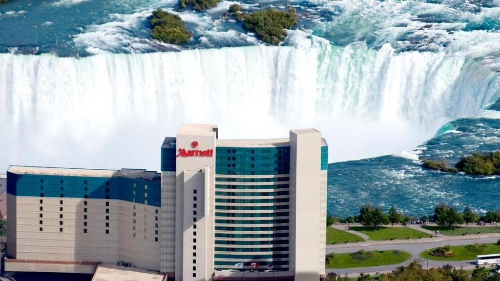 Con espectaculares vistas de Horseshoe Falls, la zona de Fallsview es la mejor donde quedarse en el lado canadiense de las cataratas. El mejor hotel en este barrio es el Niagara Falls Marriott Fallsview Hotel & Spa (en la foto)