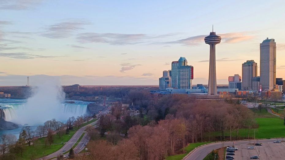 Ricca di alti edifici alberghieri e di attrazioni, Fallsview domina lo skyline delle Cascate del Niagara in modo impressionante e immediatamente riconoscibile.