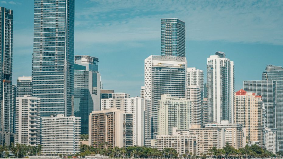 El centro financiero de la ciudad, Brickell es una de las mejores zonas donde alojarse en Miami, tanto para viajes de negocios como para unas vacaciones lujosas.
