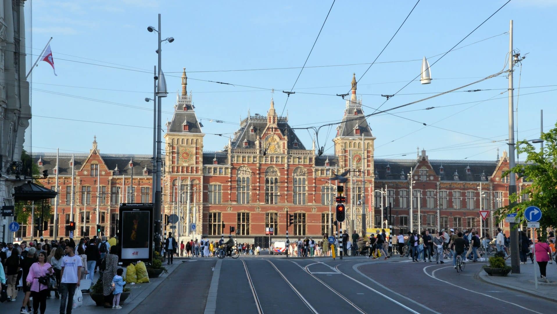 La Estación Central de Ámsterdam ofrece fácil acceso al aeropuerto y a varios otros lugares en Benelux y más allá