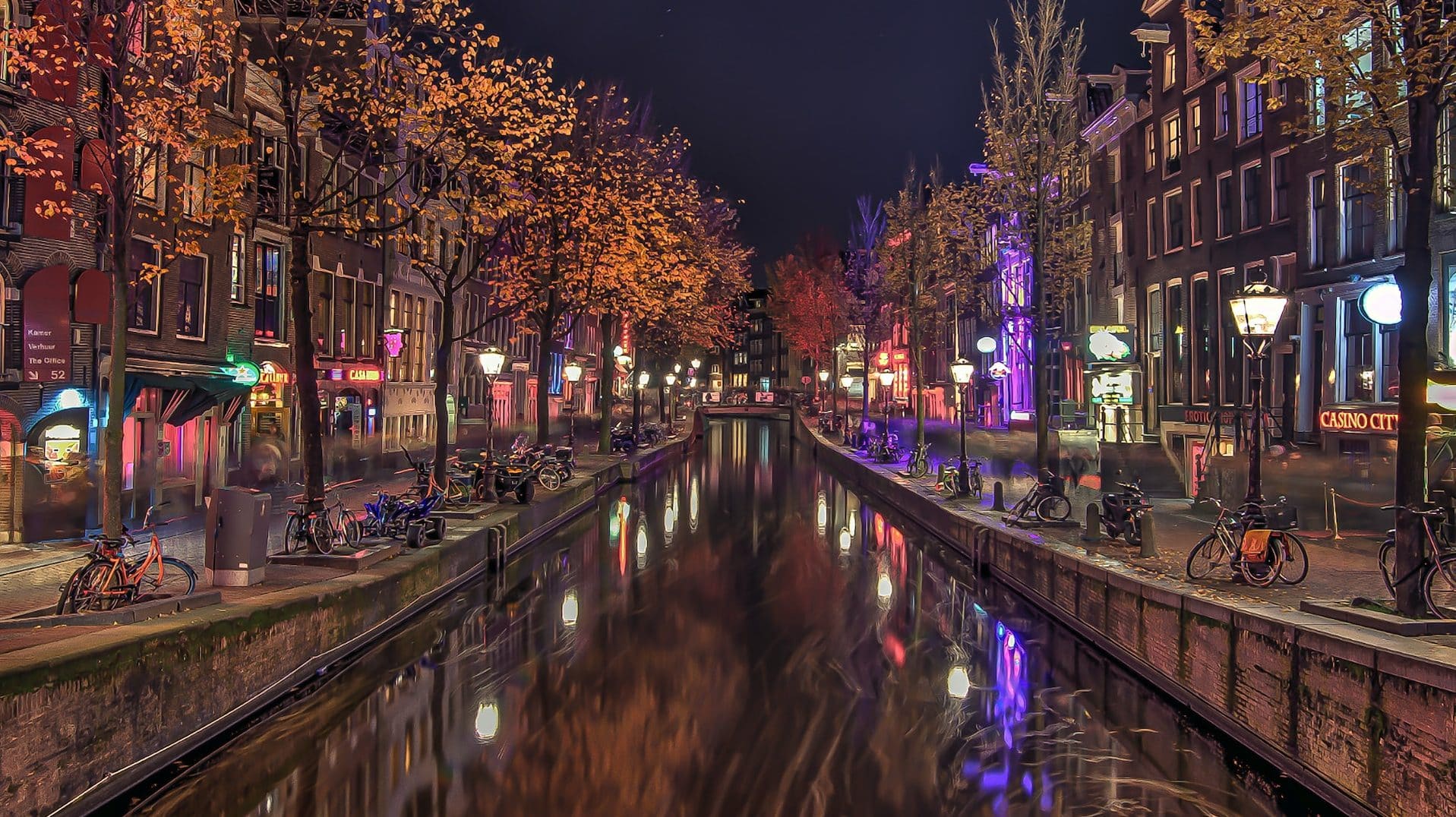 El mítico Barrio Rojo es uno de los barrios favoritos para los turistas que visitan Ámsterdam