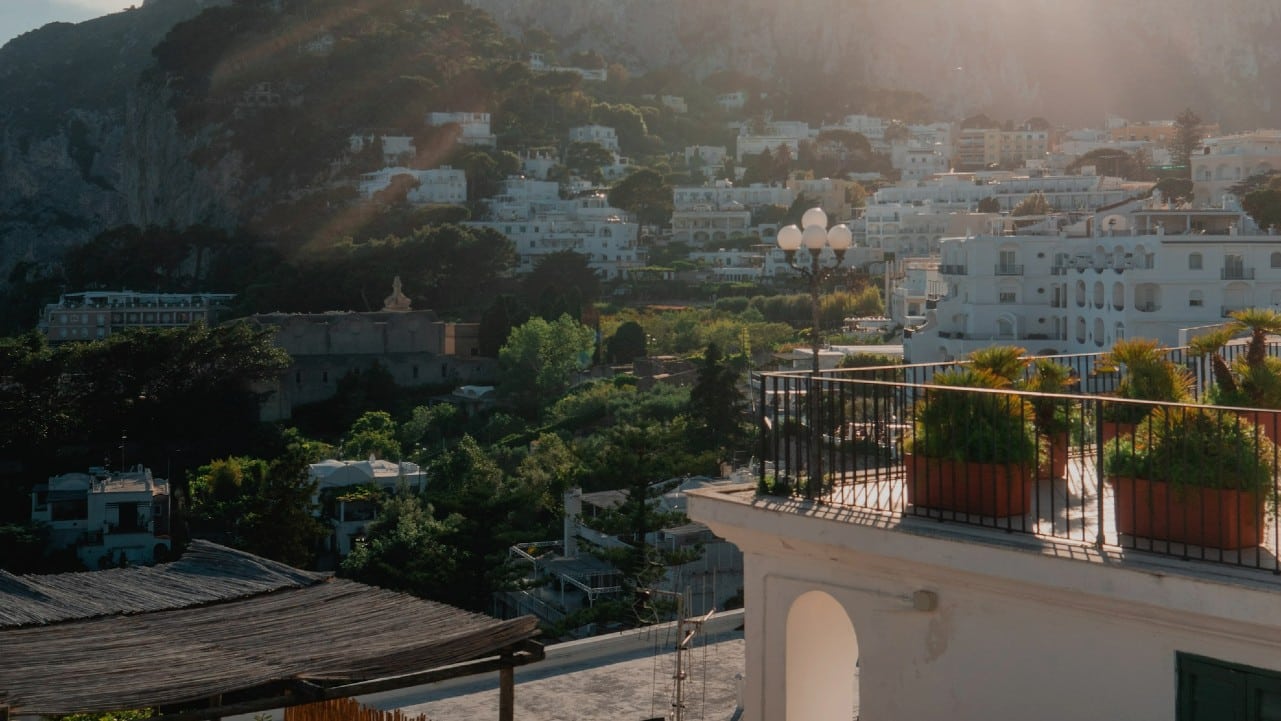 Anacapri es la otra ciudad de Capri y se encuentra en la parte más alta de la isla, por lo que ofrece vistas impresionantes. Además, la distancia entre Anacapri y las principales atracciones de la isla hace que esta sea la parte más tranquila, con lujosas villas y hoteles turísticos, pero manteniendo un ambiente residencial