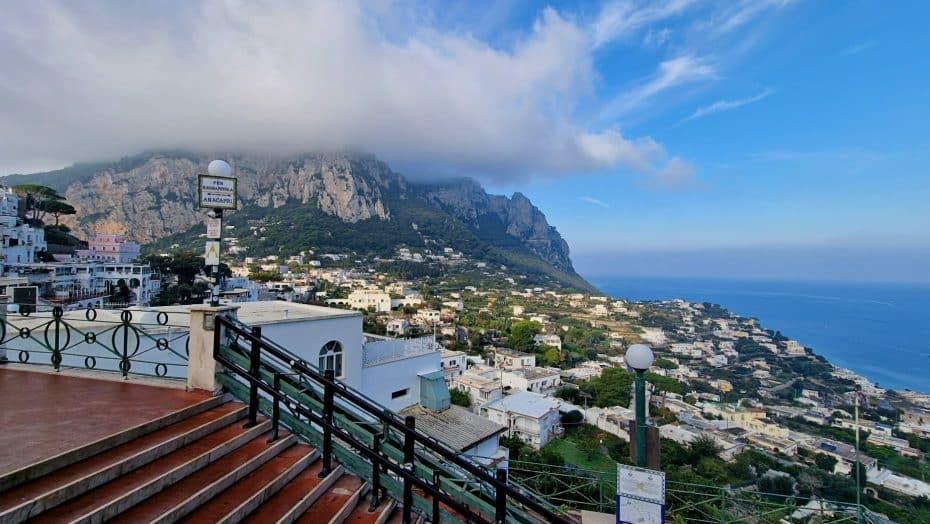 La 
Ciudad de Capri
 es la mejor zona donde alojarse en Capri para hacer turismo o para una escapada romántica. Uno de los mejores alojamientos aquí es el 
Hotel Quisisana