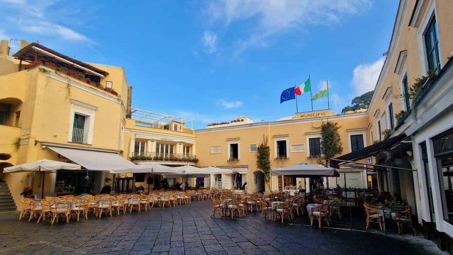 Con su epicentro en la Piazzetta di Capri, Capri ciudad es la mejor zona donde alojarse para turistas.