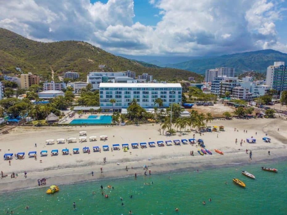 El Rodadero aloja las principales playas de la ciudad y es la mejor ubicación para turistas en Santa Marta