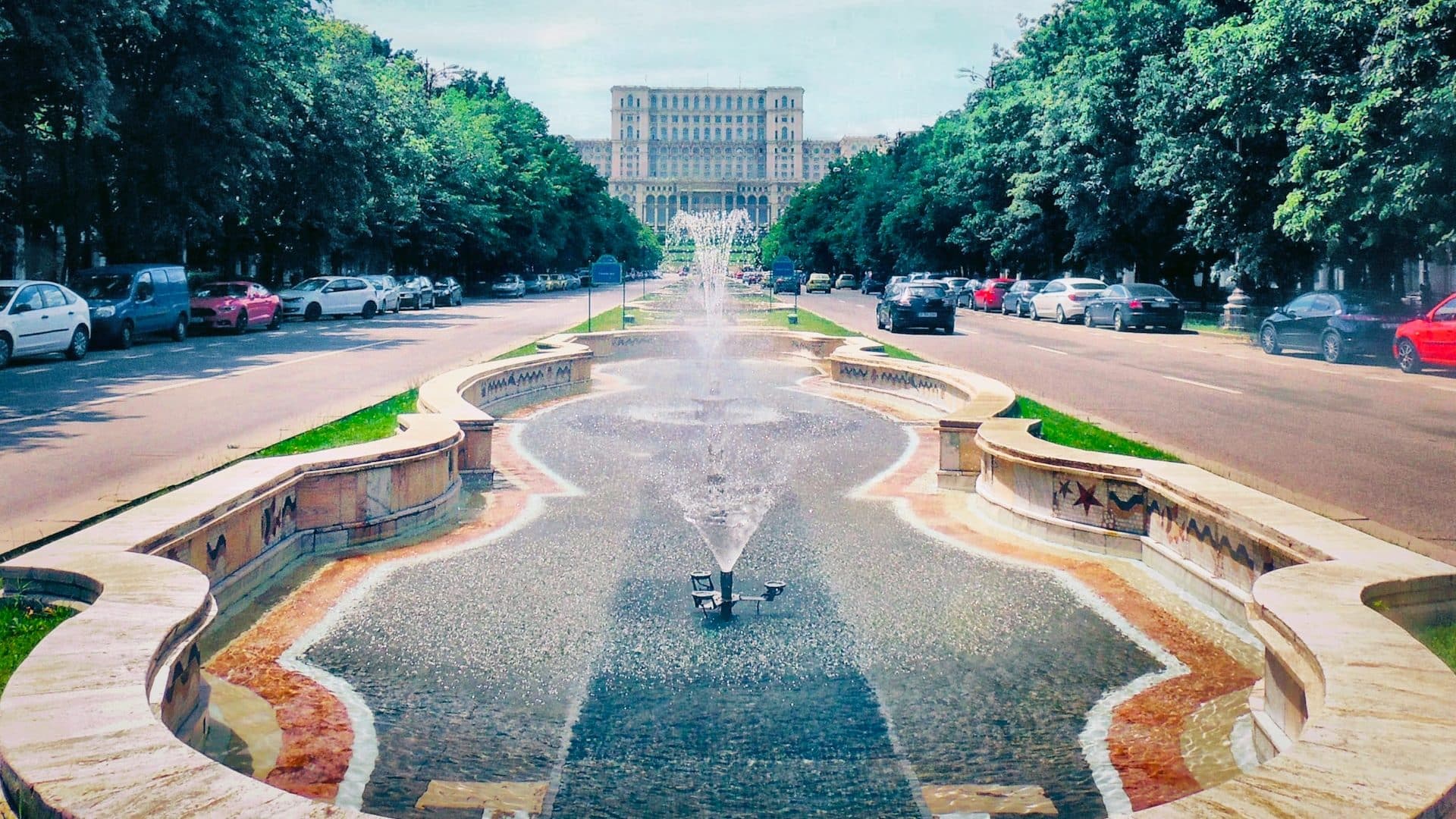 Situats al cor de la ciutat, el bulevard Unirii i la zona de l'edifici del Parlament es troben entre els millors llocs de Bucarest per als turistes.