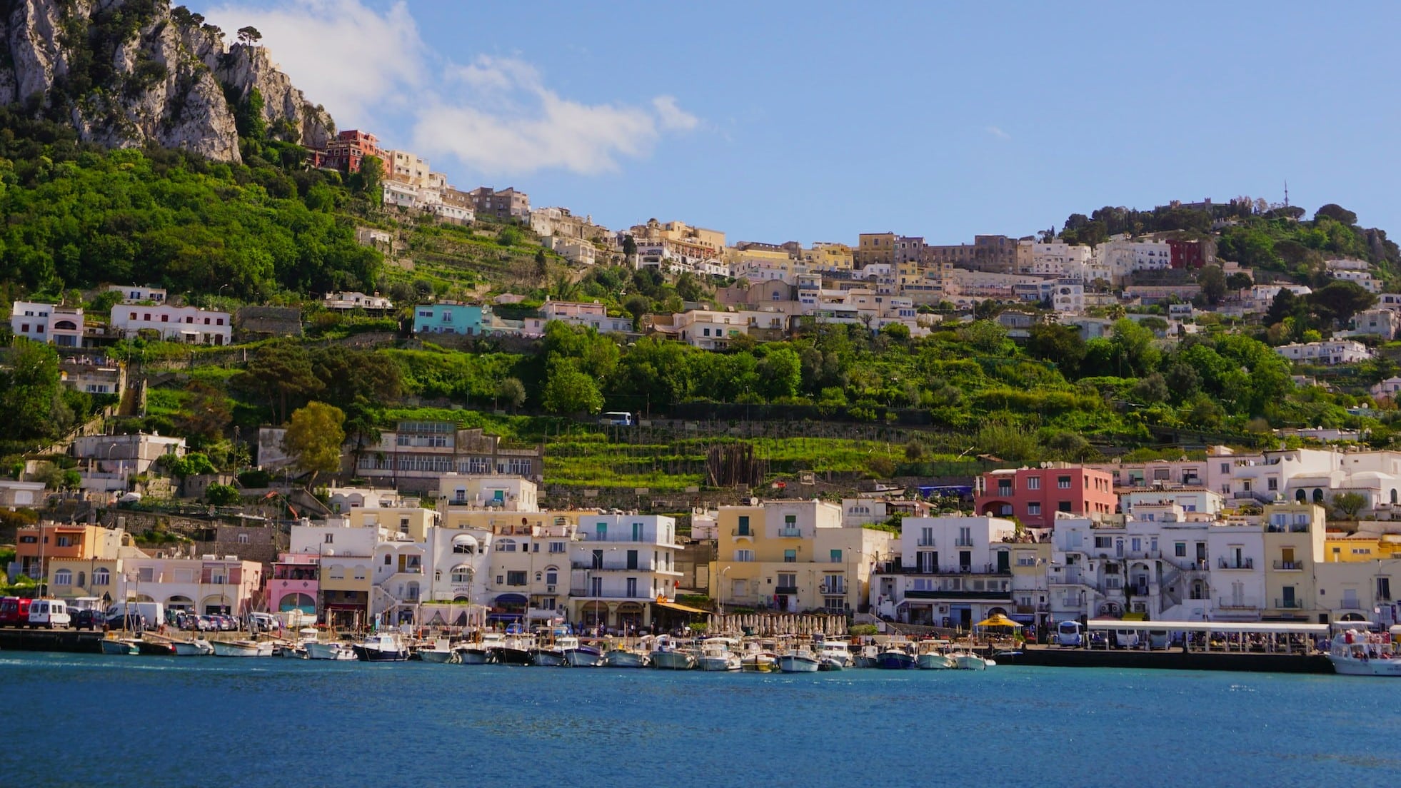 Marina Grande se encuentra en la parte norte de Capri y es el puerto más importante de la isla. Hay muchas pintorescas tiendas de recuerdos y restaurantes dirigidos a turistas, así como hoteles con vista al mar. Marina Grande también tiene una playa con la zona de baño más grande de la isla.
