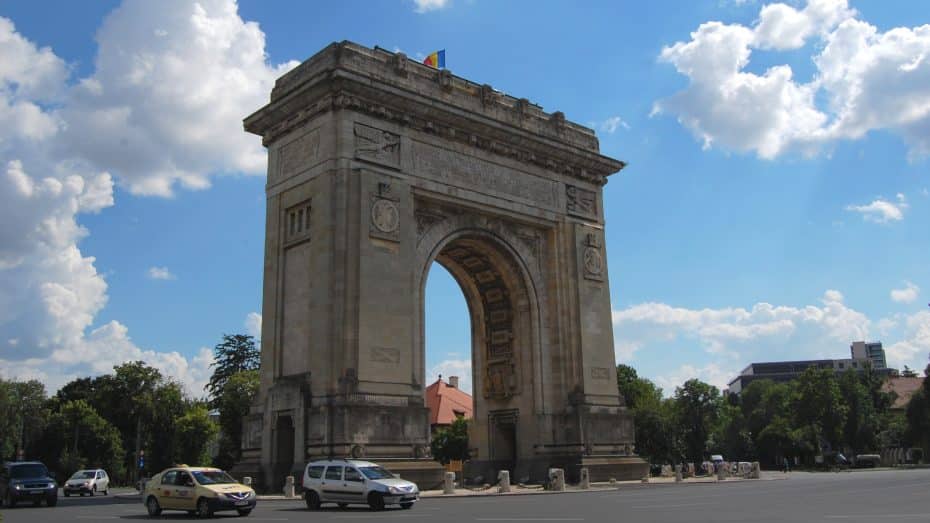 Una de las atracciones más conocidas del Sector 1 es el Arcul de Triumf de Bucarest.