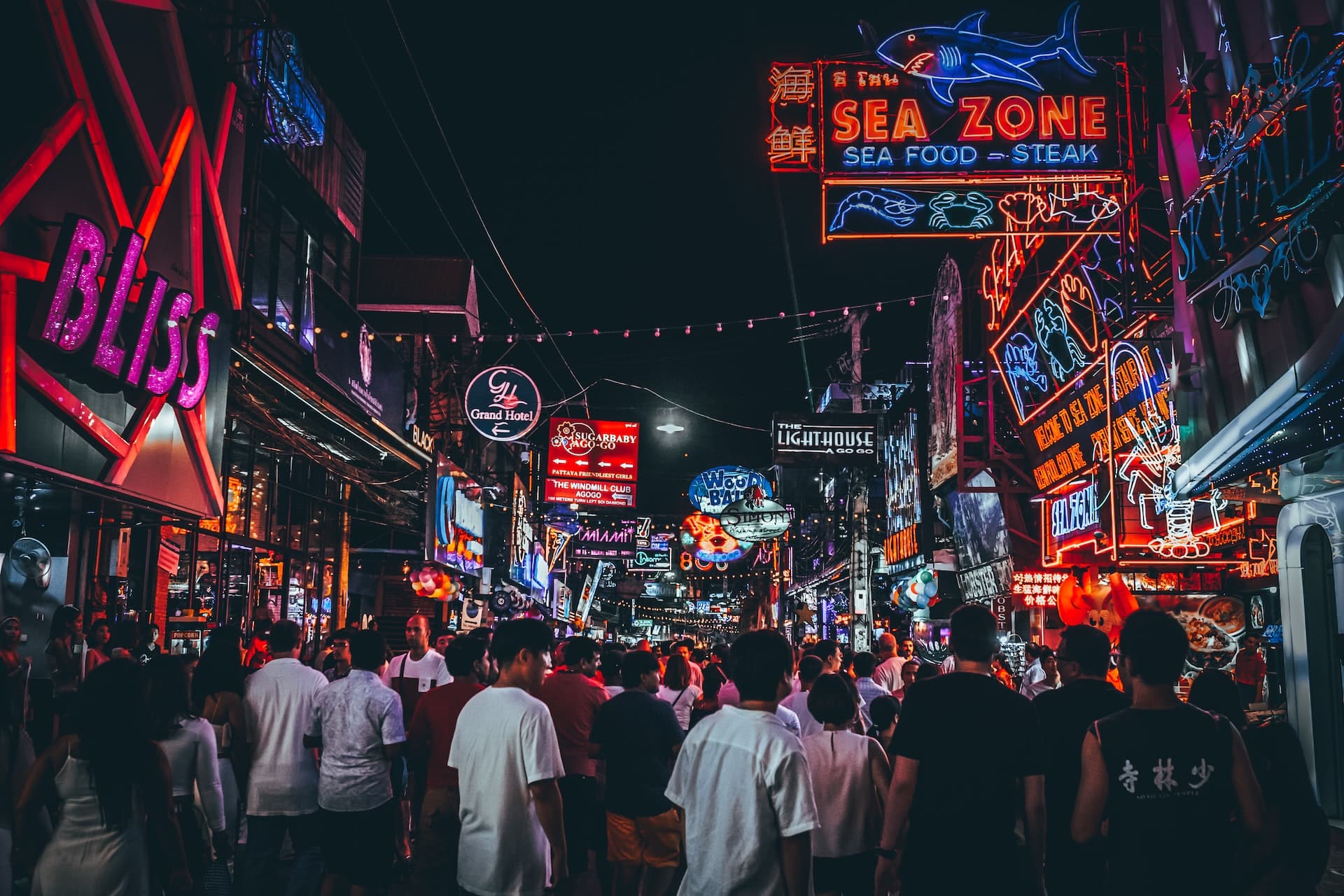 Situata lungo la costa, Pattaya Walking Street è la sede del divertimento, della vita notturna e del quartiere a luci rosse della città. È la zona preferita dai viaggiatori che desiderano scoprire il lato più sordido e divertente della Città del Peccato.