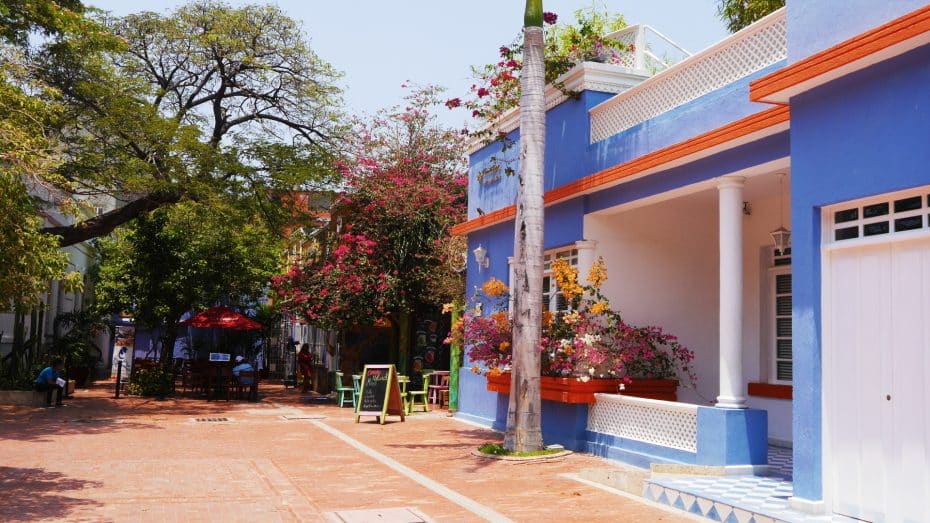 Il colorato quartiere storico di Santa Marta è ricco di bar e ristoranti economici.