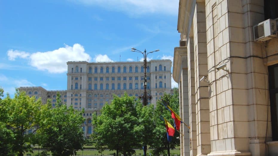 Alojarse en el centro de la ciudad facilita el acceso a los principales lugares de interés de Bucarest, como el Parlamento.