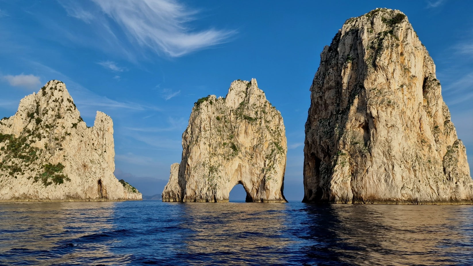 Ubicada en la parte sur de la isla, Marina Piccola tiene una de las playas más hermosas de Capri e Italia. Desde las terrazas, hoteles y balnearios de la zona, se pueden ver los impresionantes Farallones, el monumento más fotografiado de Capri