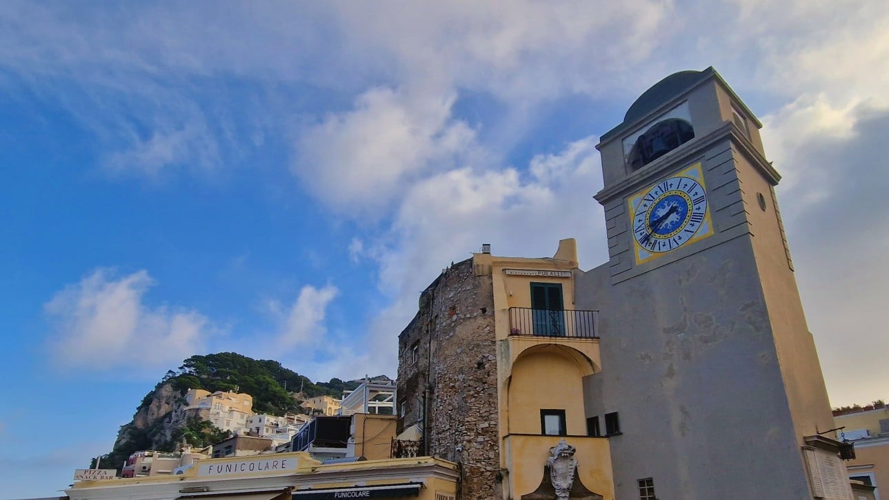 Conocida por sus boutiques de diseñadores, hoteles de lujo y muchos restaurantes y bares, Capri Ciudad está además bien conectada con las principales atracciones de la isla por transporte público. Las atracciones de esta área incluyen los Jardines de Augusto y la Piazzetta di Capri