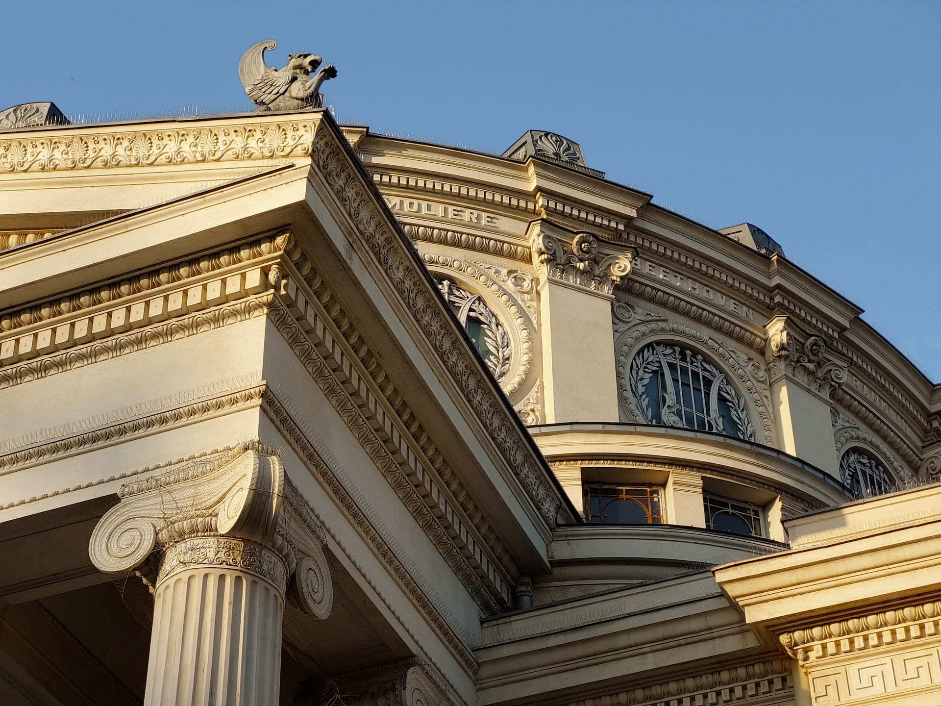 Con dozzine di attrazioni tra cui il Museo Nazionale d'Arte della Romania, l'Ateneo Romeno e il Museo di Storia Naturale Grigore Antipa, il Settore 1 è uno dei distretti culturali più importanti d'Europa