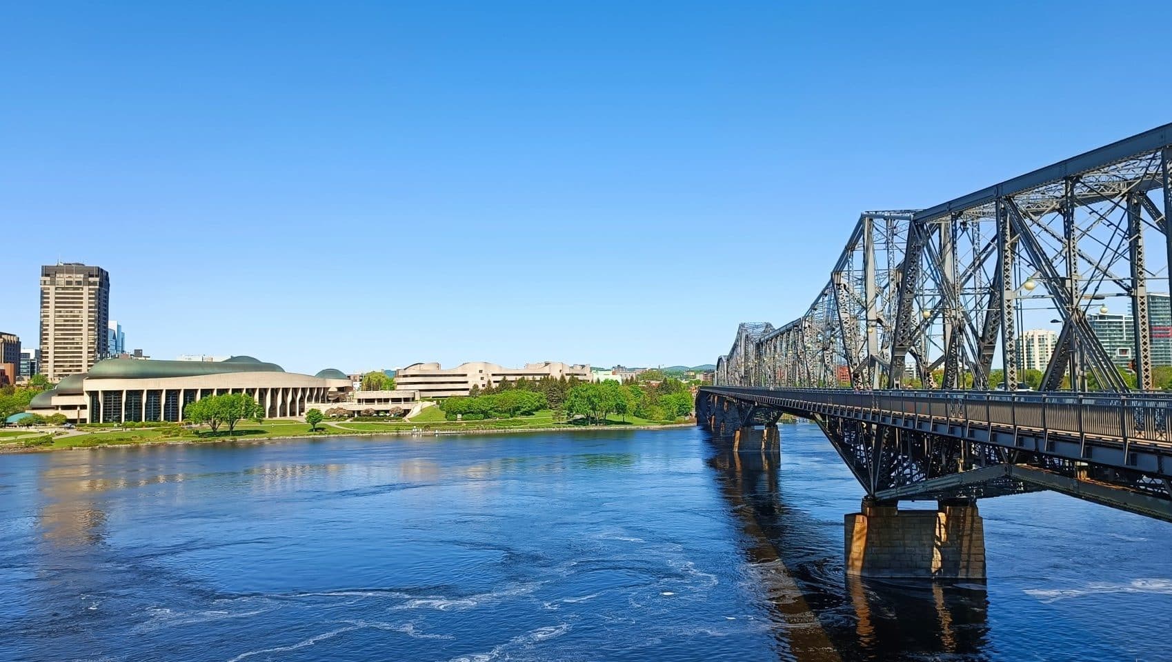 The Alexandra Bridge connects Ottawa and Gatineau