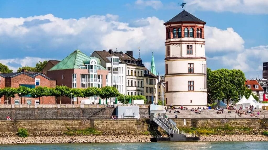 L'Altstadt di Düsseldorf ospita gli edifici storici restaurati della città.