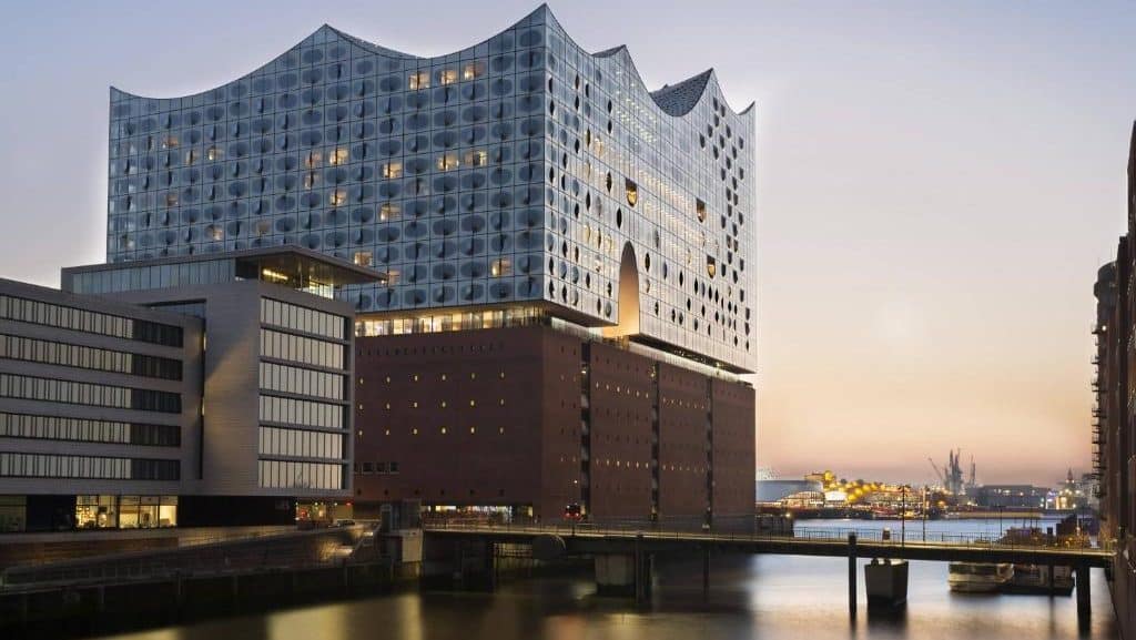 El barri que acull l'edifici de l'Elbphilharmonie,  HafenCity és una de les zones més recomanables per a turistes i un dels millors districtes on allotjar-se a Hamburg