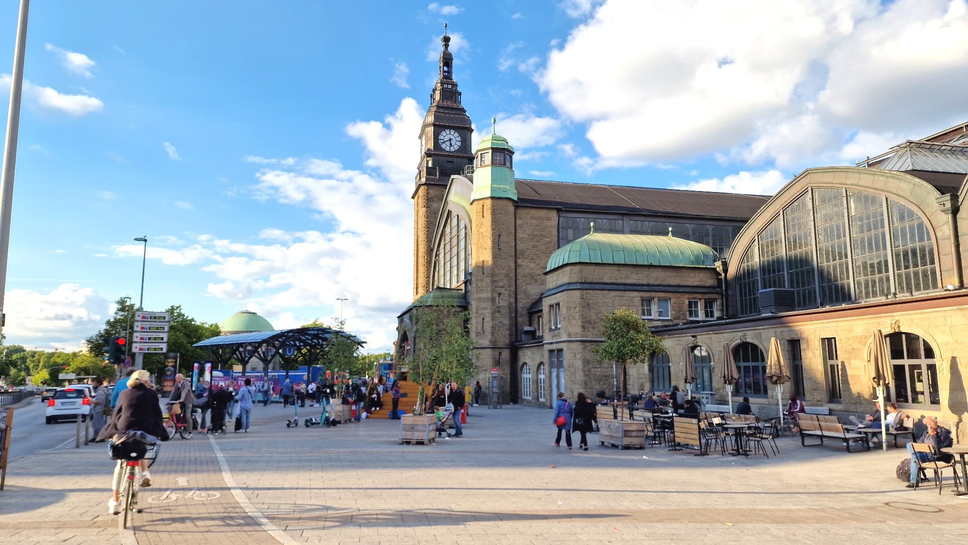 La zona de la Hauptbahnhof, St Georg, és un barri excel·lent d'Hamburg ple d'hotels econòmics.