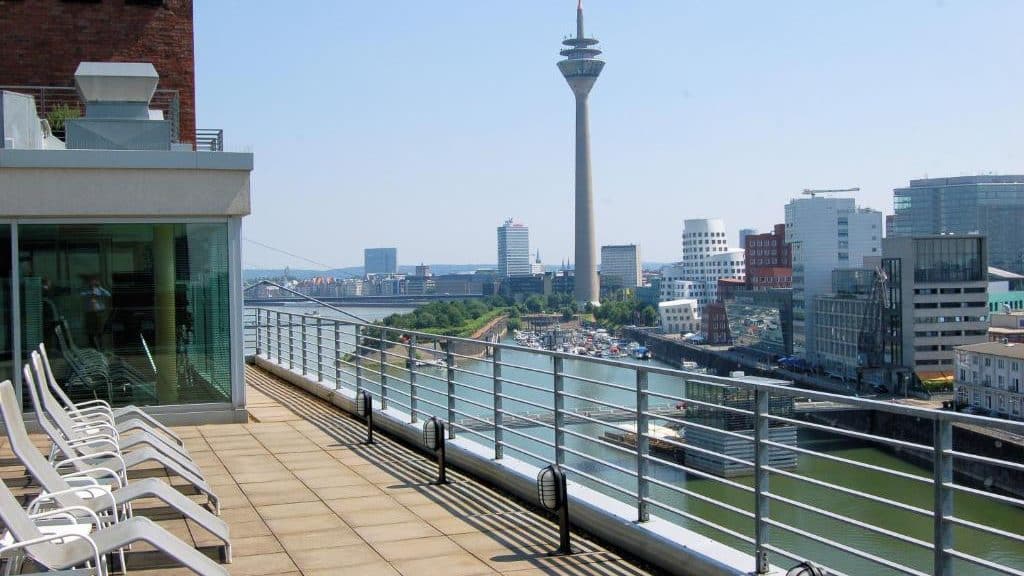 Sede del Media Harbour y de la Torre Rhein, Unterbilk es un lugar excelente para conocer la moderna Düsseldorf. Un gran hotel en esta zona es el Courtyard by Marriott Duesseldorf Hafen (en la foto).