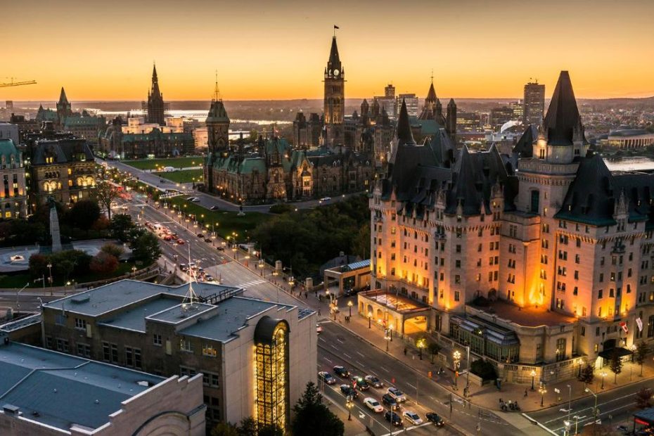 Con impresionantes vistas de los lugares de interés más famosos de Ottawa, el centro de Ottawa, especialmente alrededor de Parliament Hill, es la mejor ubicación para turistas y viajeros de negocios a la capital canadiense. Nuestro hotel favorito en esta zona es el Fairmont Chateau Laurier Gold Experience (en la foto)