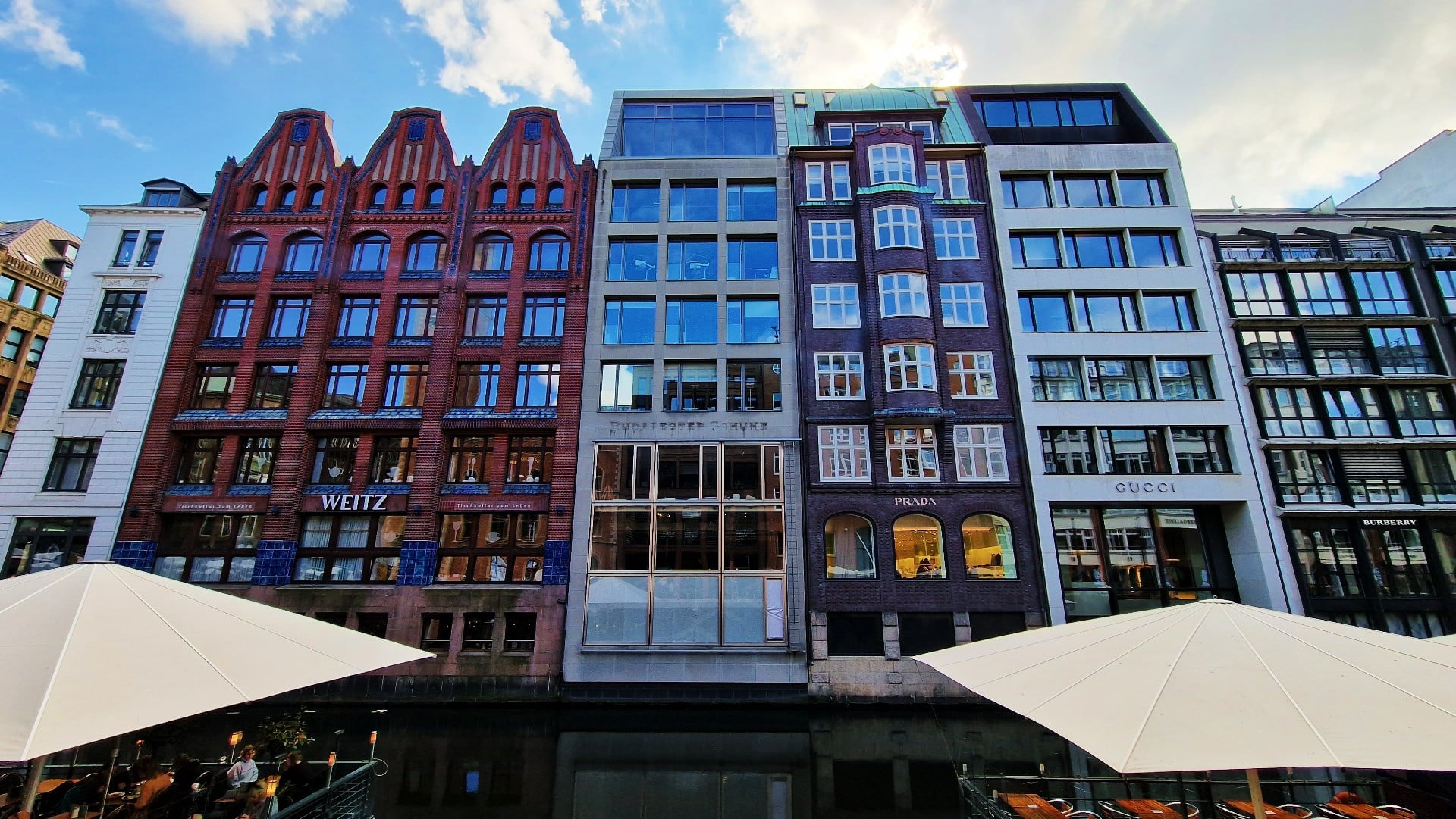Repleta de canals i botigues i restaurants de luxe, la Neustadt és una de les millors zones d'Hamburg per anar a comprar i menjar.