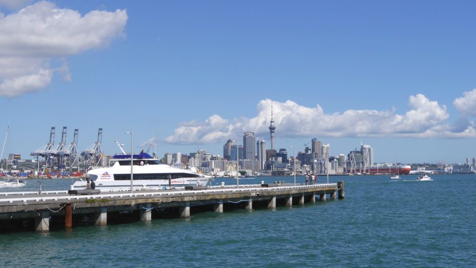Varios servicios de transbordador conectan la costa norte de Auckland con Britomart, en el distrito financiero central.