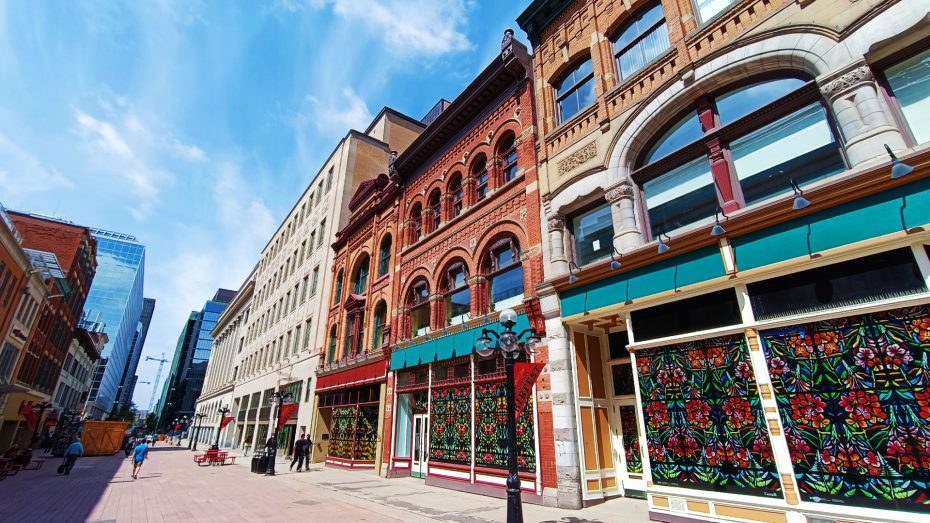 Sparks Street, en el centro de Ottawa, es un encantador bulevar comercial peatonal