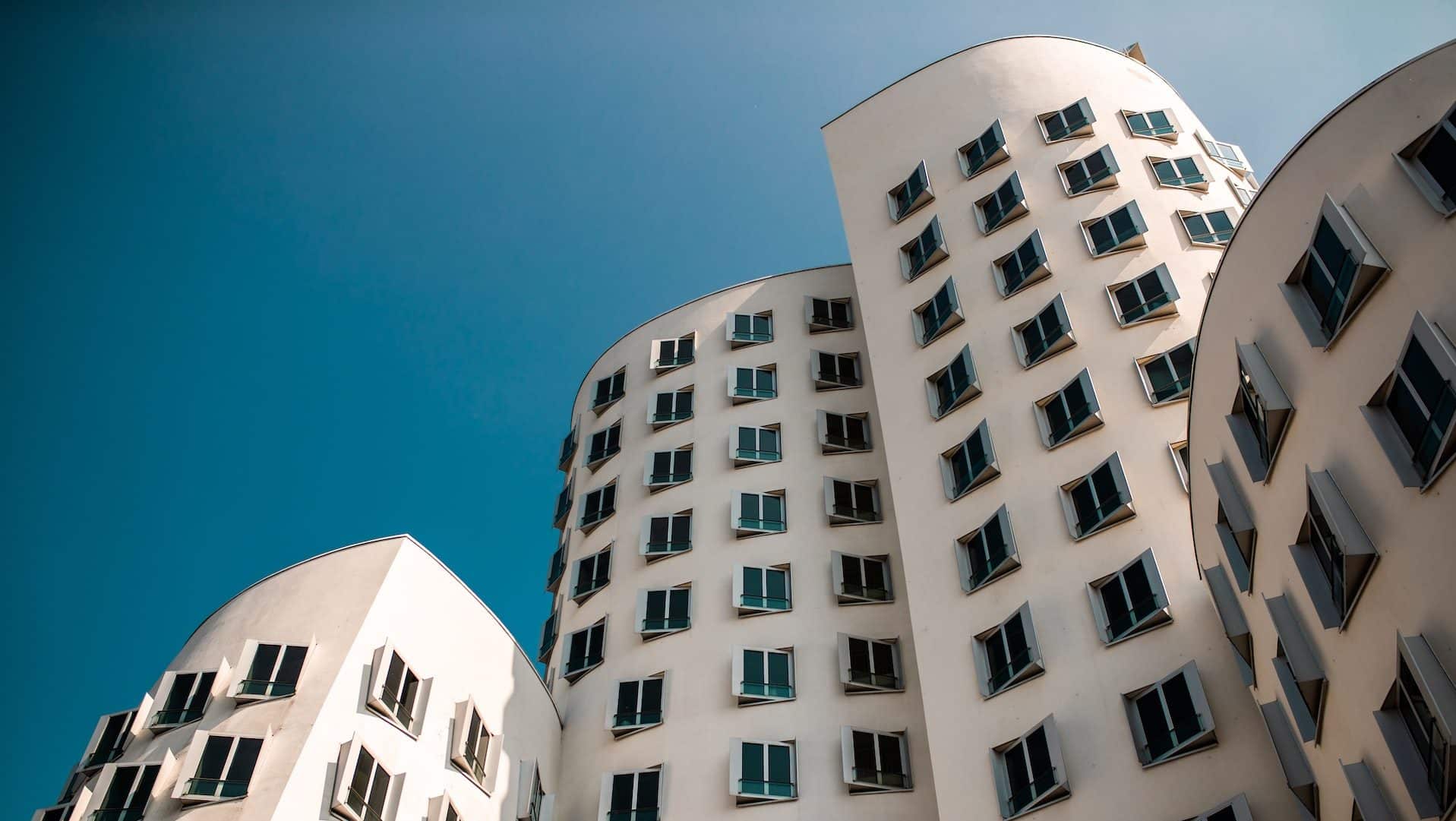 El complejo Neuer Zollhof es uno de los monumentos más famosos de Düsseldorf.